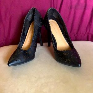 LC floral pointy toe pumps